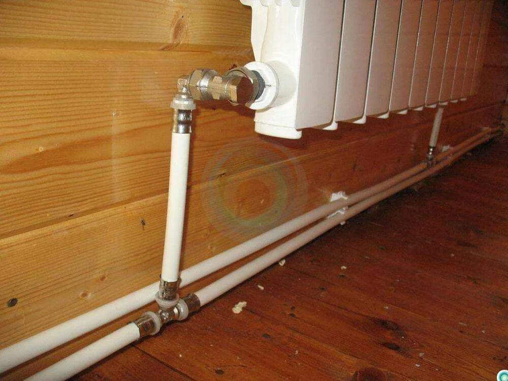 Радиатор отопления в квартире. Монтаж труб фото. Монтаж труб отопления. Установка трубы отопления. Установка трубы отопления.