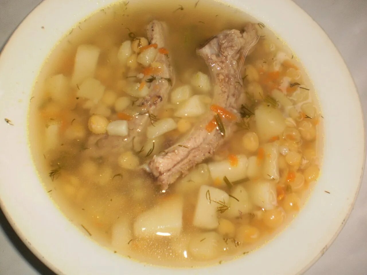 Копченый суп с горохом. Горох с ребрышками. Суп с ребрами. Гороховый суп с ребрышками. Гороховый суп со свиными ребрышками.