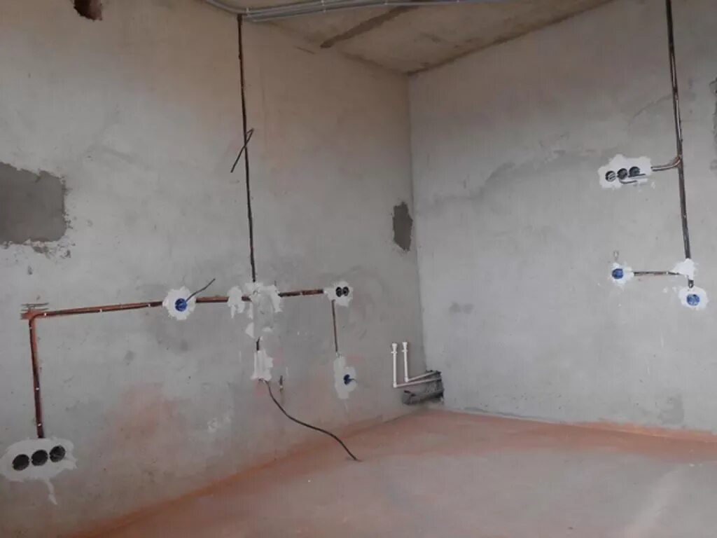 Проводка для розеток. Разводка электрики в квартире. Кухня прокладка проводов. Расключение проходных выключателей. Схема штробления стен под проводку.