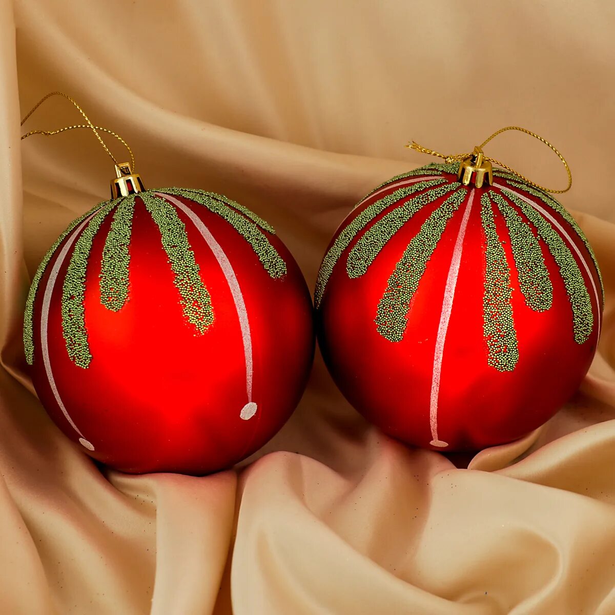 Зеленые шары на елку. Красивые елочные игрушки. Зеленые елочные шары. Желтый новогодний шарик. Новогодние шары на елке.