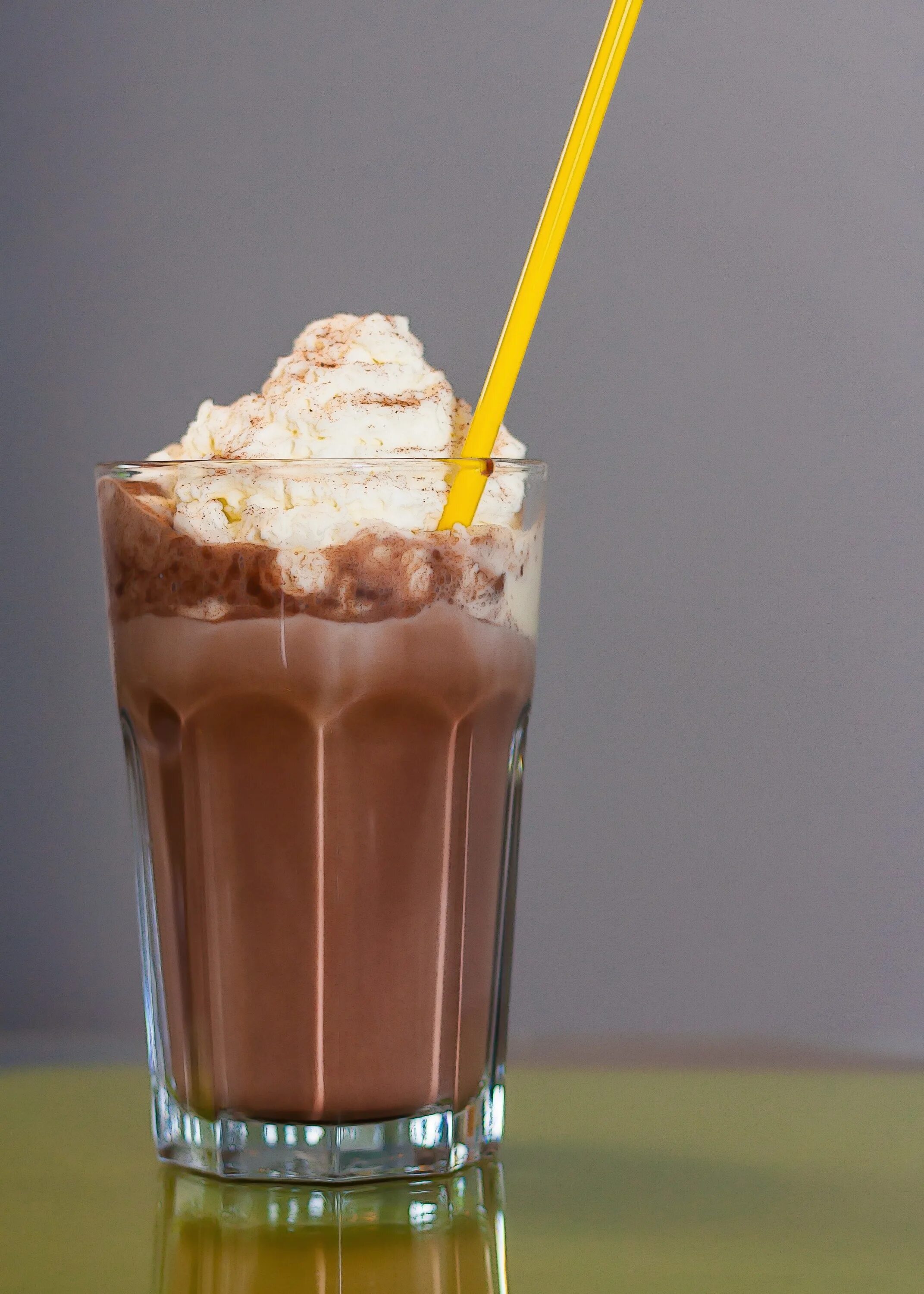 Коктейль choco. Шоколадный милкшейк с какао. Молочный коктейль шоколадный. Шоколадный коктейль с мороженым. Коктейль сливочно шоколадный.
