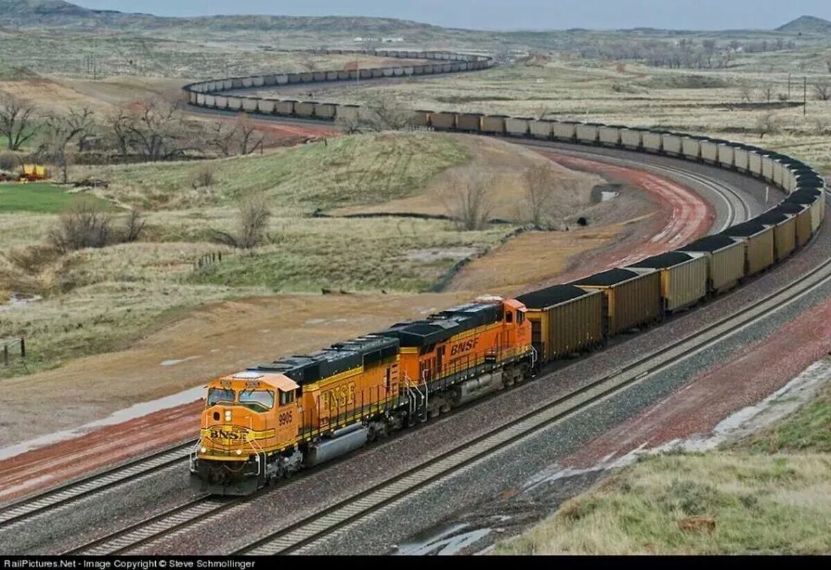 Самый длинный поезд в мире 682 вагона. Локомотив BNSF вагоны. Поезд горнодобывающей компании BHP Billitron, Австралия, 7350 м. Железная дорога BNSF.