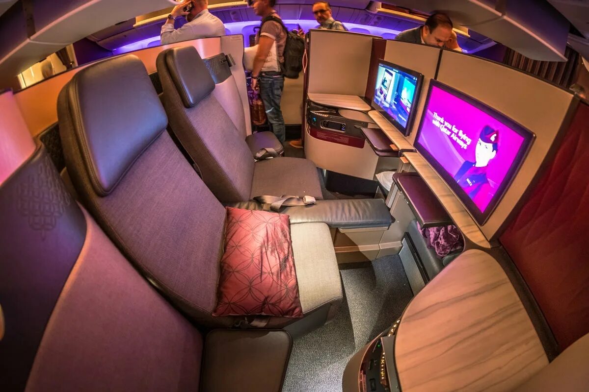 Qatar Airways 777 Business class. Boeing 777 Qatar Airways Business class. Boeing 777-200lr Qatar Airways салона. Qatar 777-300er Business.