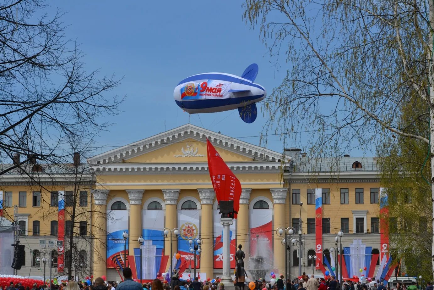 ТУСУР Томск 9 мая. Томск в мае. Томск 9 мая украшение города. Украшенный город к 1 маю Барнаул. 1 мая барнаул