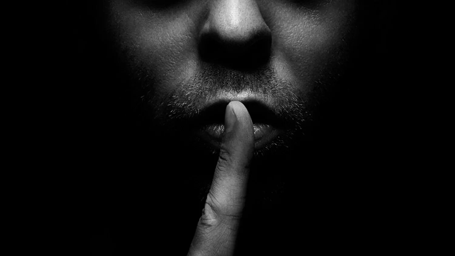Молчание р. Палец к губам. Парень с пальцем у губ. Мужчина молчит.