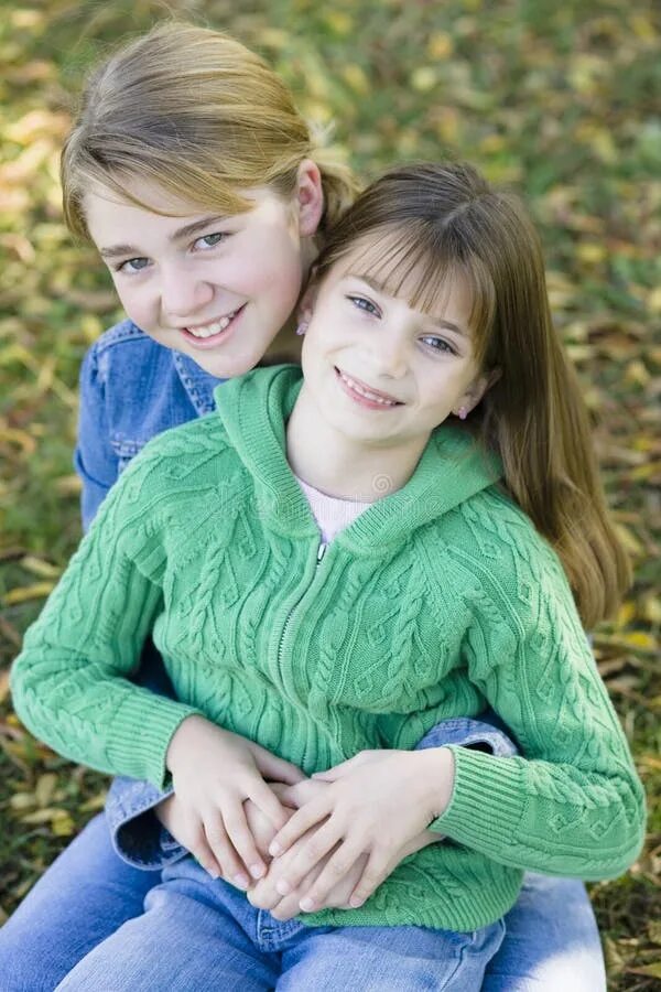 Большие сестры. Younger sister 9. Younger sister 9. Раскраска две сестры младшая и старшая. Девочка нянчает младшую сестру стоковое фото.
