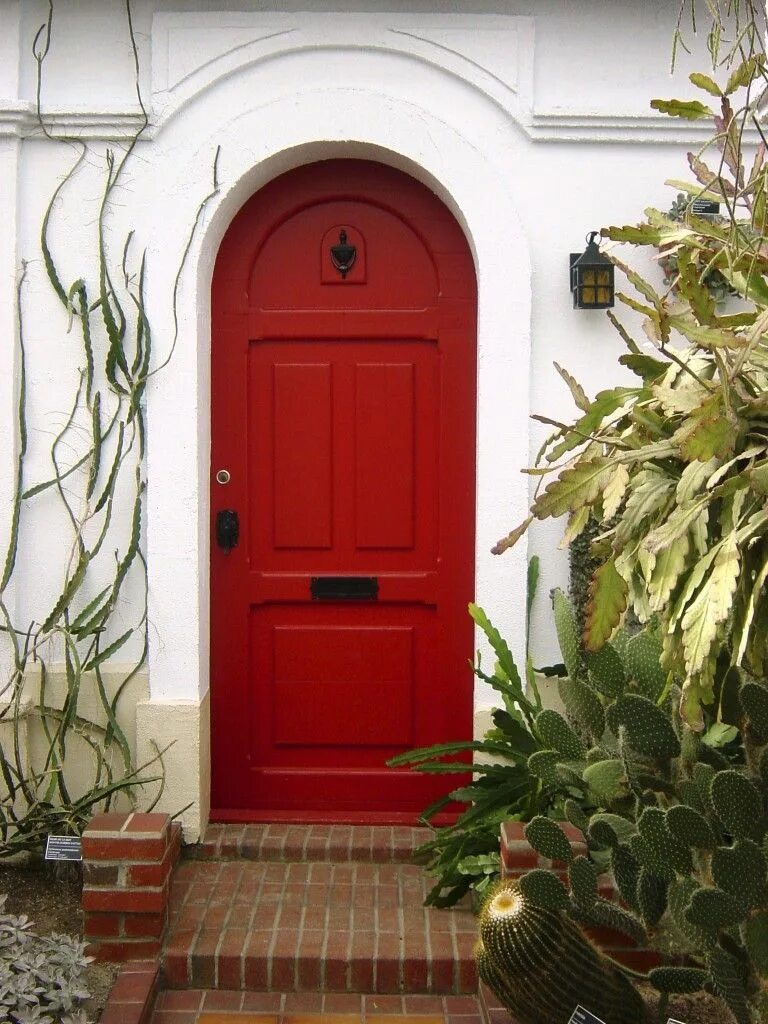 Входная дверь красного цвета. Красная входная дверь в квартиру. Дом с красной дверью. Красивая красная входная дверь. Как открыть красную дверь