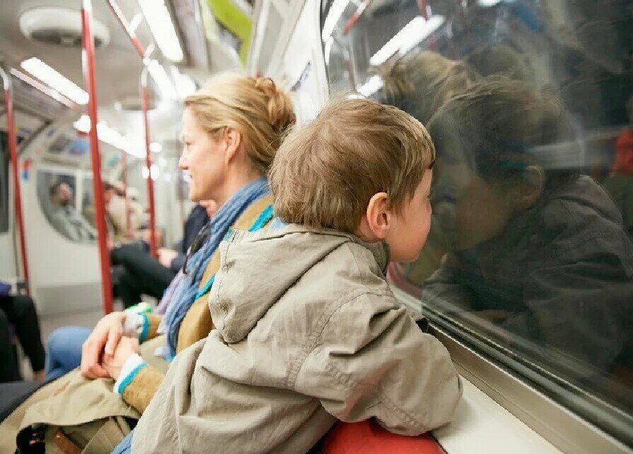 Общественный транспорт для детей. Автобус для детей. Детям о транспорте. Уступить место в метро. Пассажиры с детьми в автобусе
