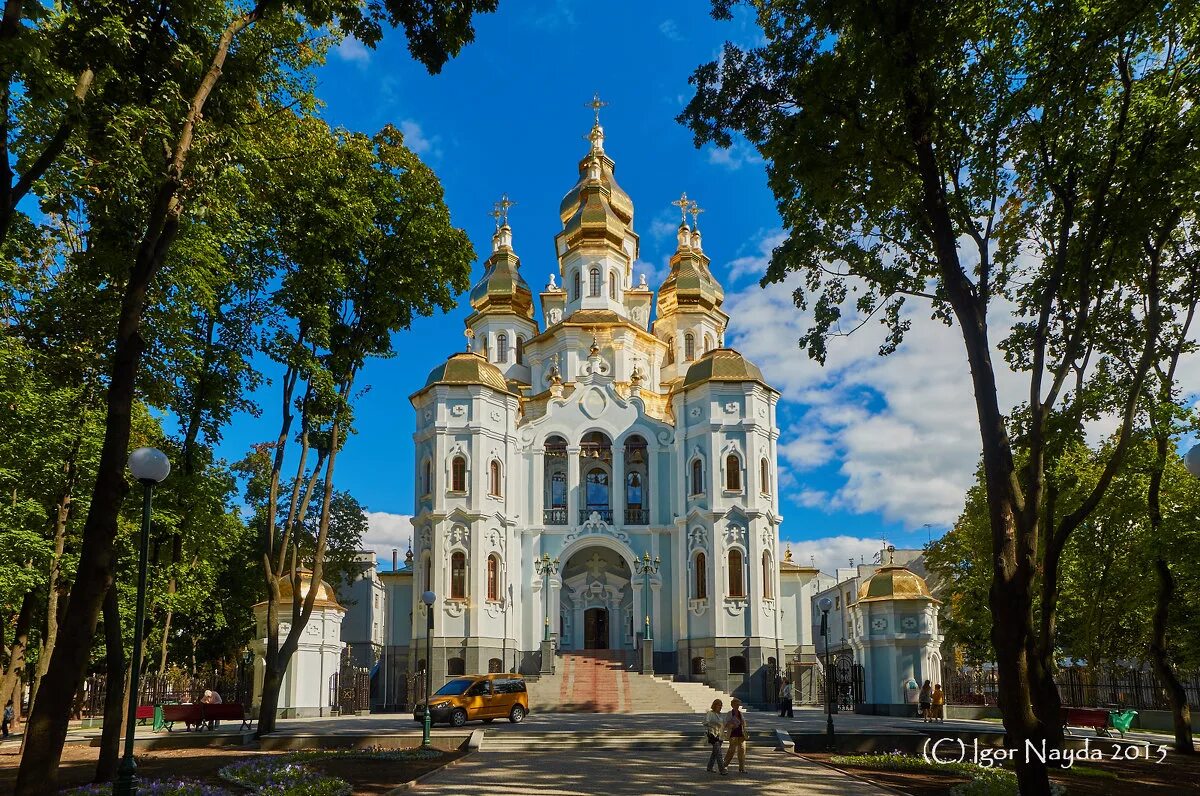мемы про церковь. храм тихвинской иконы божией матери в москве. женщина около храма. девушка в храме. покрово-тервенический женский монастырь.