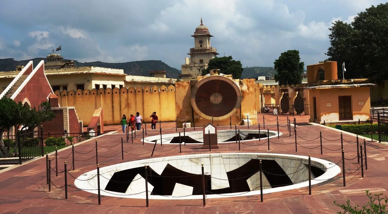 Обсерватория в джайпуре. Обсерватория джантар мантар индия. Джантар мантар индия. Джантар мантар джайпур. Обсерватория джантар мантар индия.