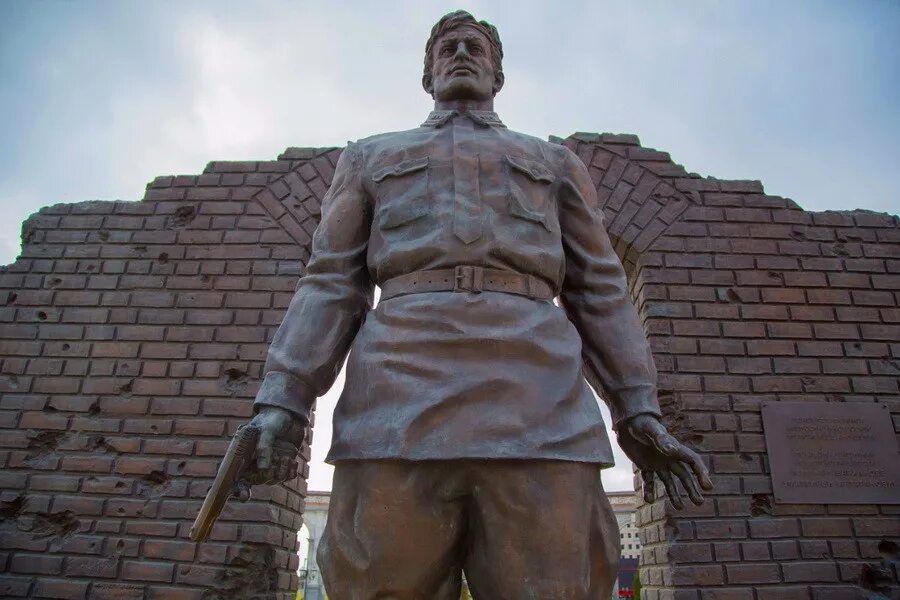 Памятник последнему защитнику брестской крепости назрань. Памятник последнему защитнику брестской крепости ингушетия. Барханоев уматгирей артаганович. Барханоев защитник брестской крепости. Барханоев защитник брестской крепости.