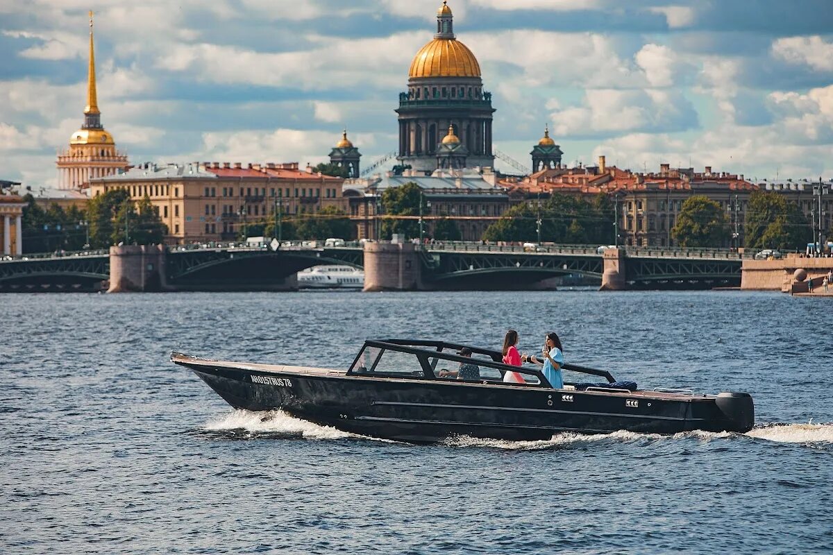 Катер аренда петербург. Теплоходная прогулка по рекам и каналам Санкт-Петербурга. Катер Blueberry СПБ. Катер по рекам и каналам СПБ. Прогулка на яхте Санкт-Петербург.