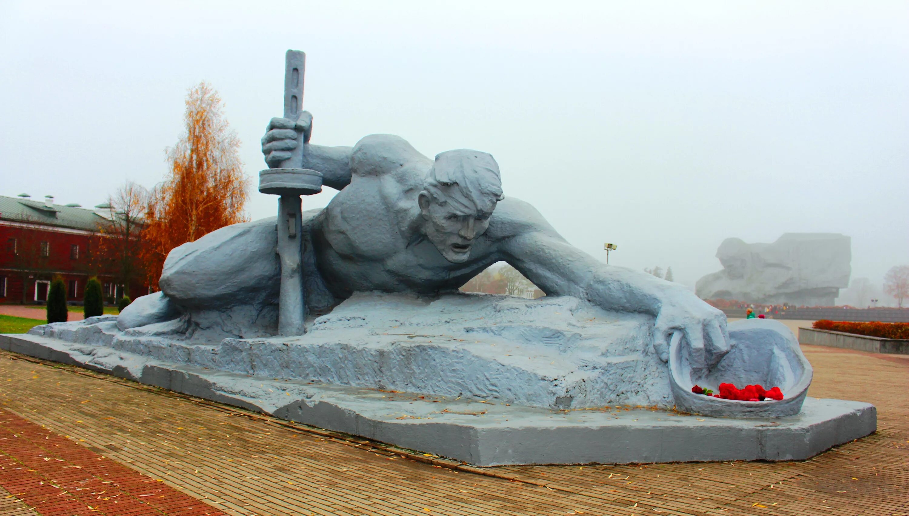 Жажда памятник брест. Мемориал «брестская крепость», монумент «жажда». Памятник жажда в брестской. Жажда памятник брест. Брестская крепость брест памятник.