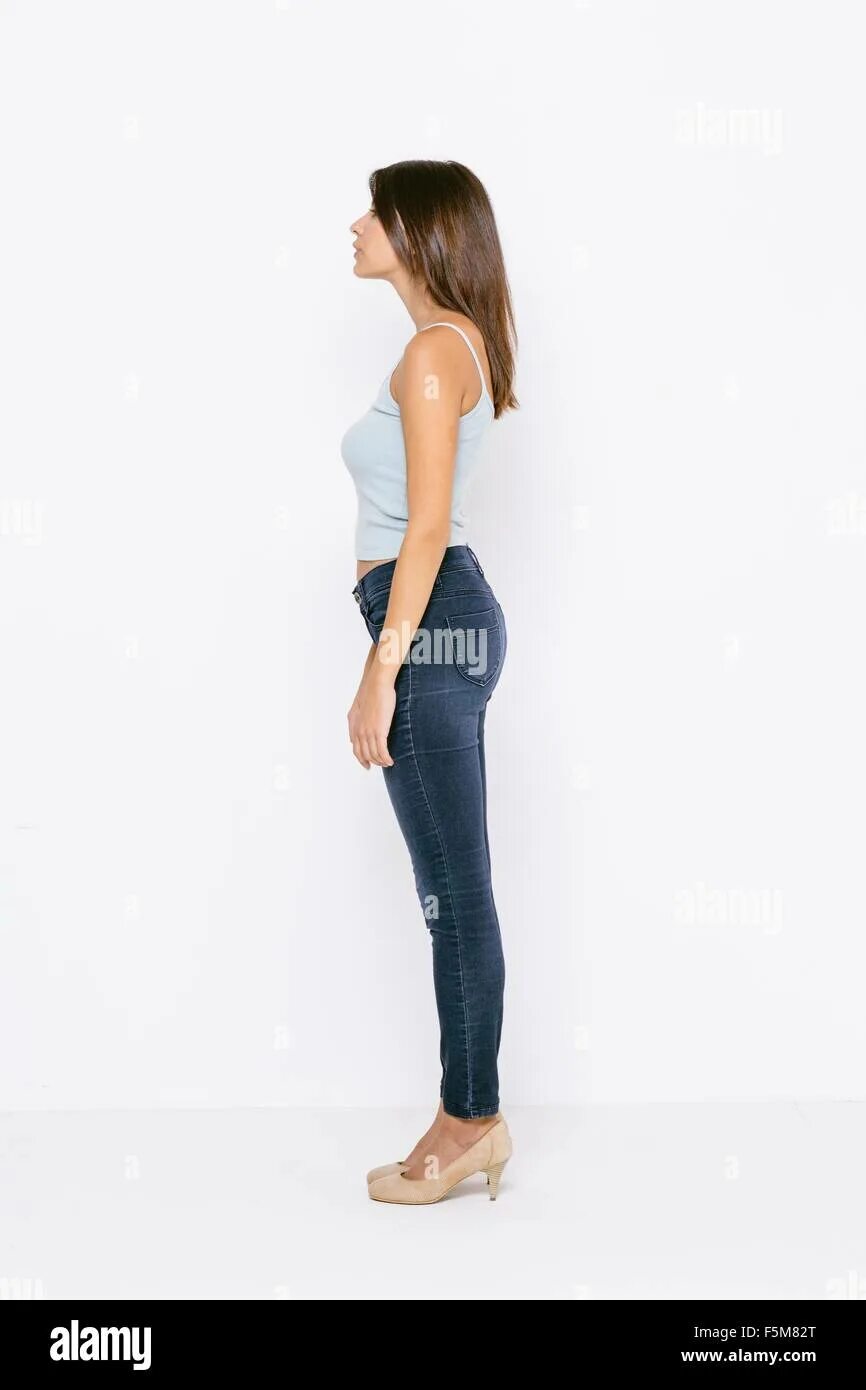 Quanlong модель 628. Woman in skinny Jeans and Vest. Woman from the Side.