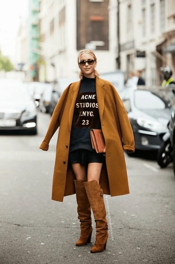 Пальто с ботинками на шнуровке. Стиль с высокими сапогами. Рыжее пальто. Ugg стрит стайл. Длинные свитера оверсайз с ботфортами.