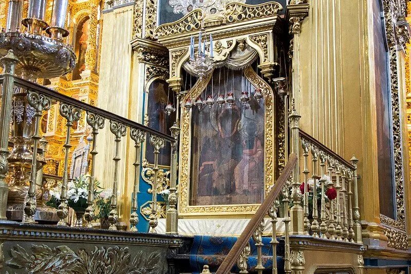 икона божией матери одигитрия смоленская в успенском соборе. иконы в смоленском успенском соборе. успенский собор смоленск икона одигитрия. смоленский собор икона одигитрии. иконы в смоленском успенском соборе.