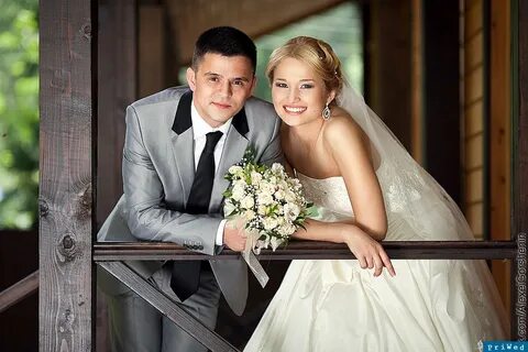 Молодожены со