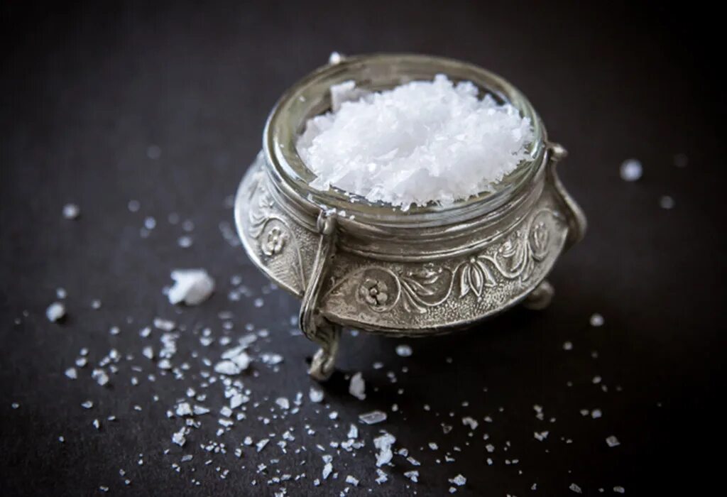 Четверговая соль защита. Магическая соль. Соль в магии. Ритуал с солью. Соль для обрядов.