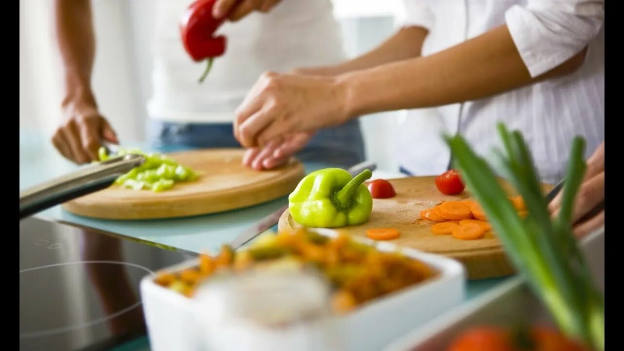 Повар на кухне. Сковородка в руке. Женщина готовит. Cook and food. Home food фирмы.