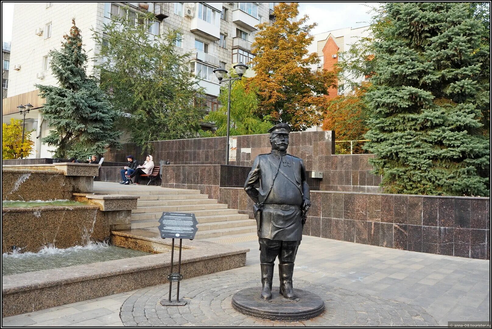 Памятники саратова. Памятник городовому Саратов. Городовой Гришин Саратов. Саратов Октябрьская улица памятник городовому. Памятники на проспекте в Саратове.