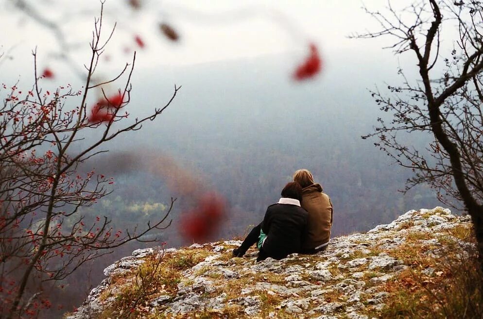 хорошие союзы создаются в более позднем возрасте. удаться поздний. удаться поздний. одинокий человек на скамейке. нормальные цитаты.