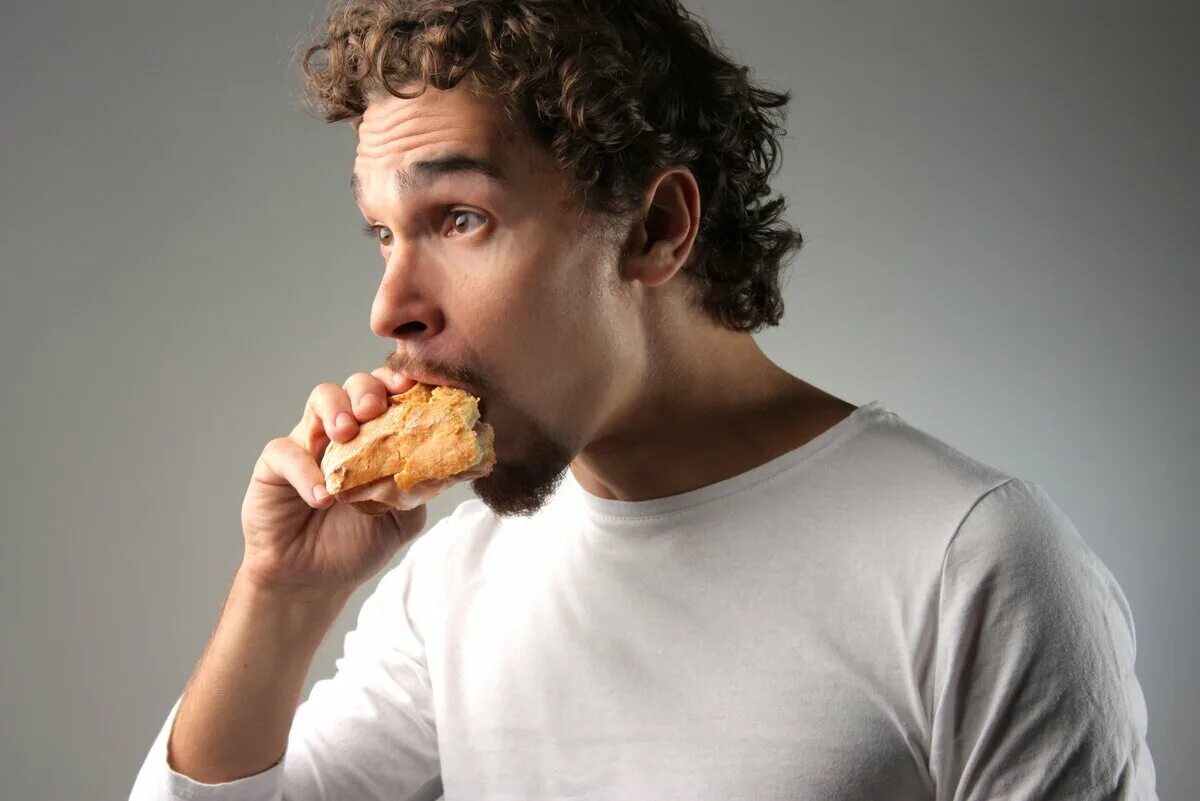 Который есть. Мужчина ест. Еда для мужчин. Мужчина ест бутерброд. Человек ест.