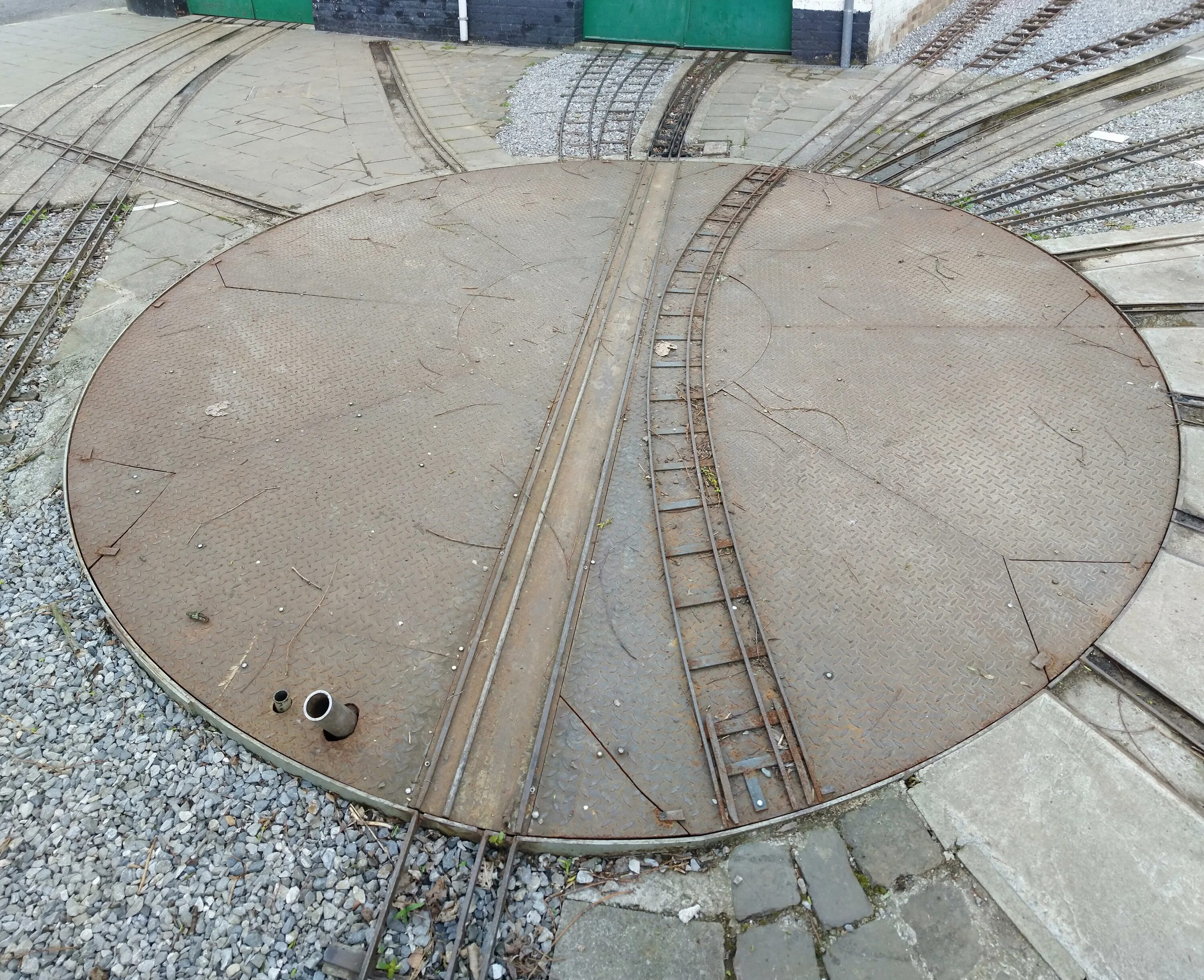 Поворотный круг и путь. Поворотный круг Железнодорожный. Фуражир ФН-1 поворотный круг. Поворотный круг для локомотивов. Поворотный круг сцены.