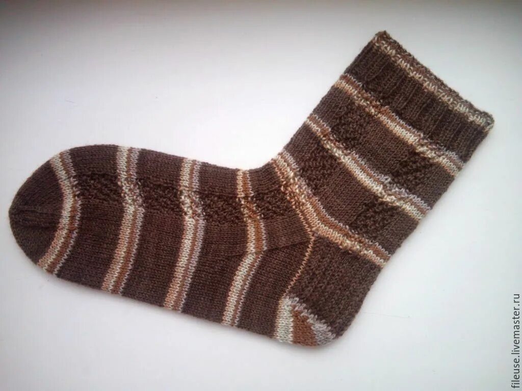 Носки мужские 4 спицами. Носки с узором. Носки мужские 41-47 yameina knitting. Вязаные мужские носки. Носки мужские на двух спицах.