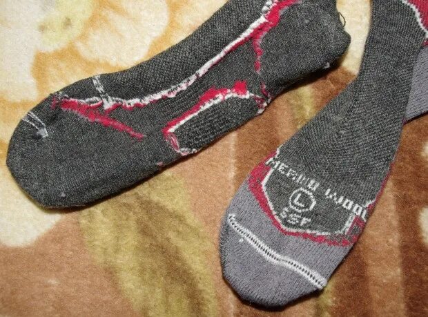 подследники из носочков. как сложить носки. как сделать носки длиннее. носки из старых свитеров. носки wilson следочки.