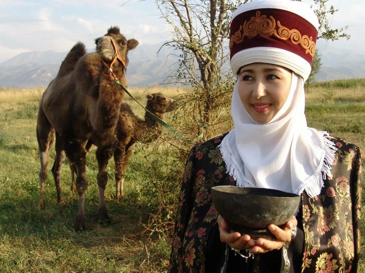 Киргизы. Средняя Азия люди. Национальный костюм казахов. Кыргызские девушки в национальной одежде. Национальность киргиз