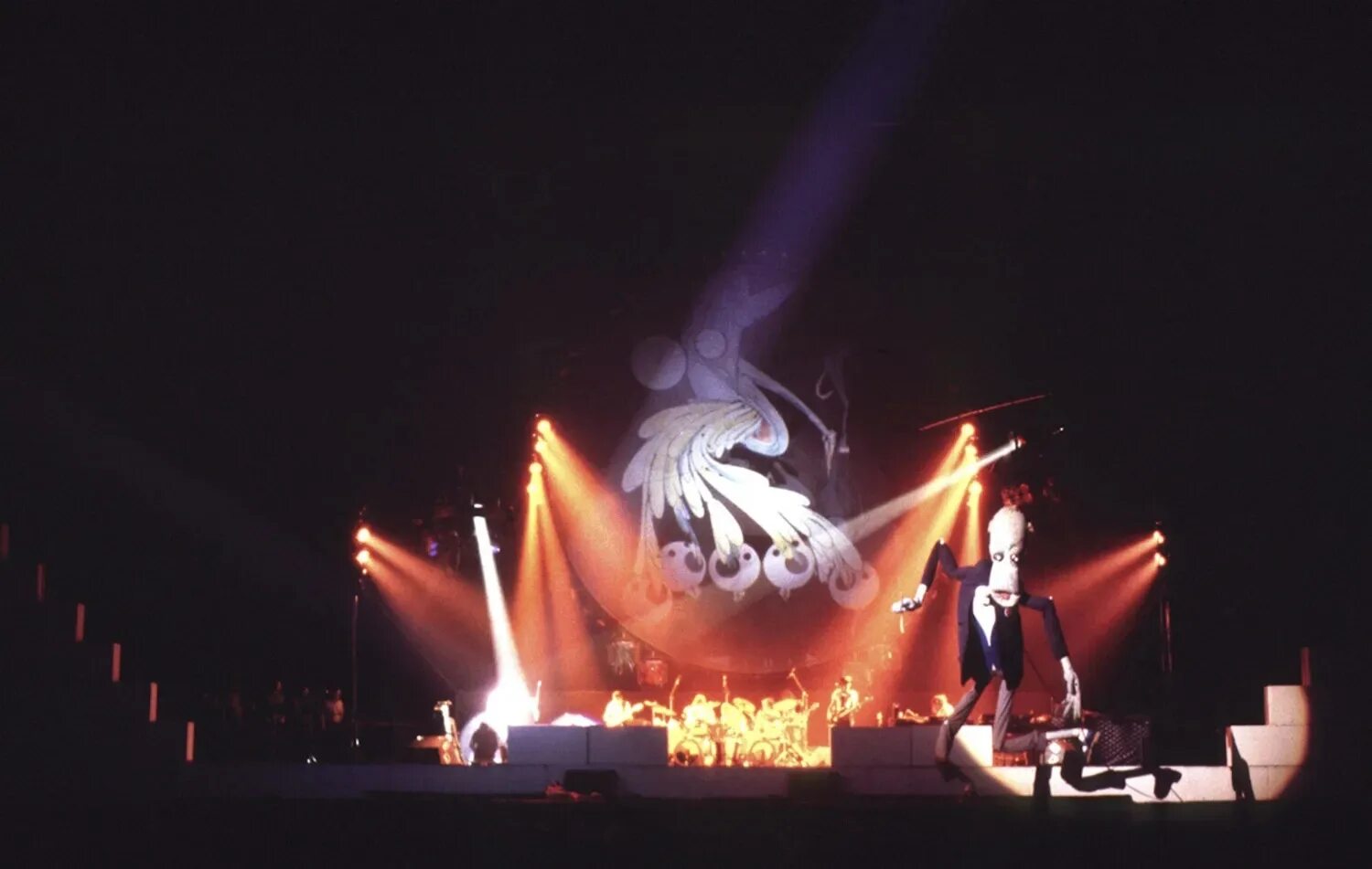 Brain damage pink floyd. Бесплатный концерт пинк флойд стена. Pink floyd на лазерный. Пинк флойд стена цветы. Роджер уотерс the wall 1980.