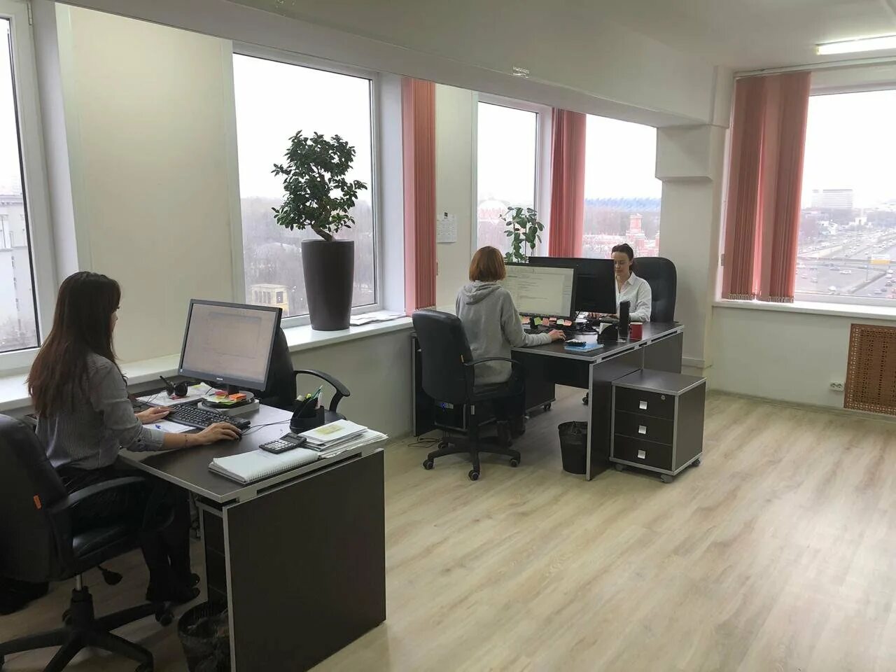 Конструкторское бюро коммутационной аппаратуры севастополь. Современный конструкторский отдел. Инженер в офисе. Офис конструкторского бюро. Современное конструкторское бюро.