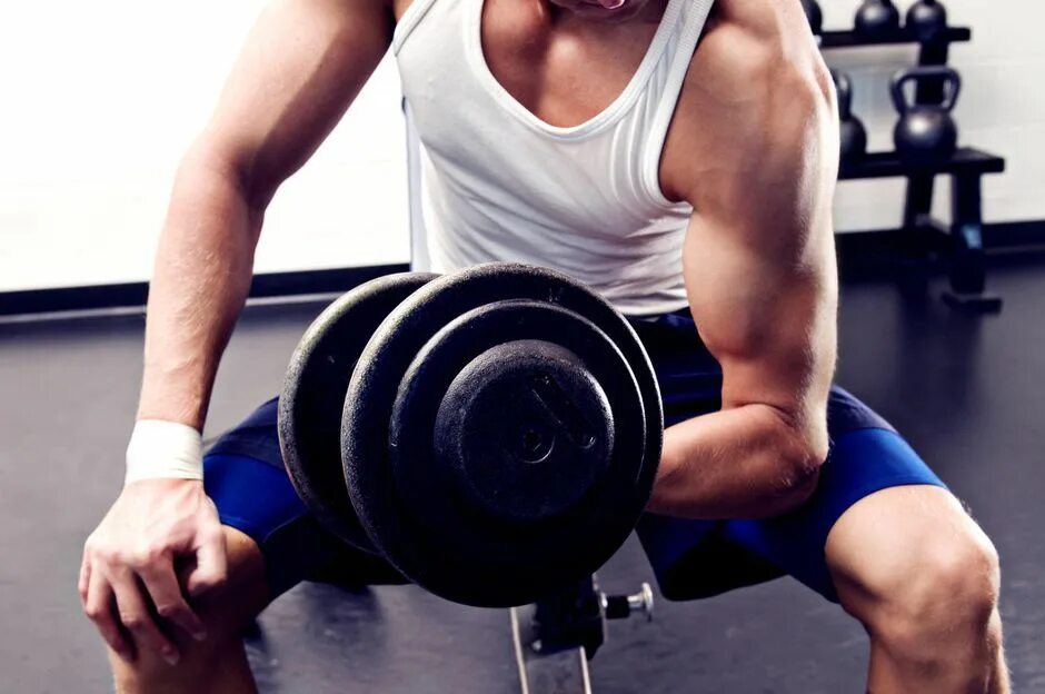 Тренировать л. С гантелями в офисе. bicep curls. как тренировать большую грудную мышцу.