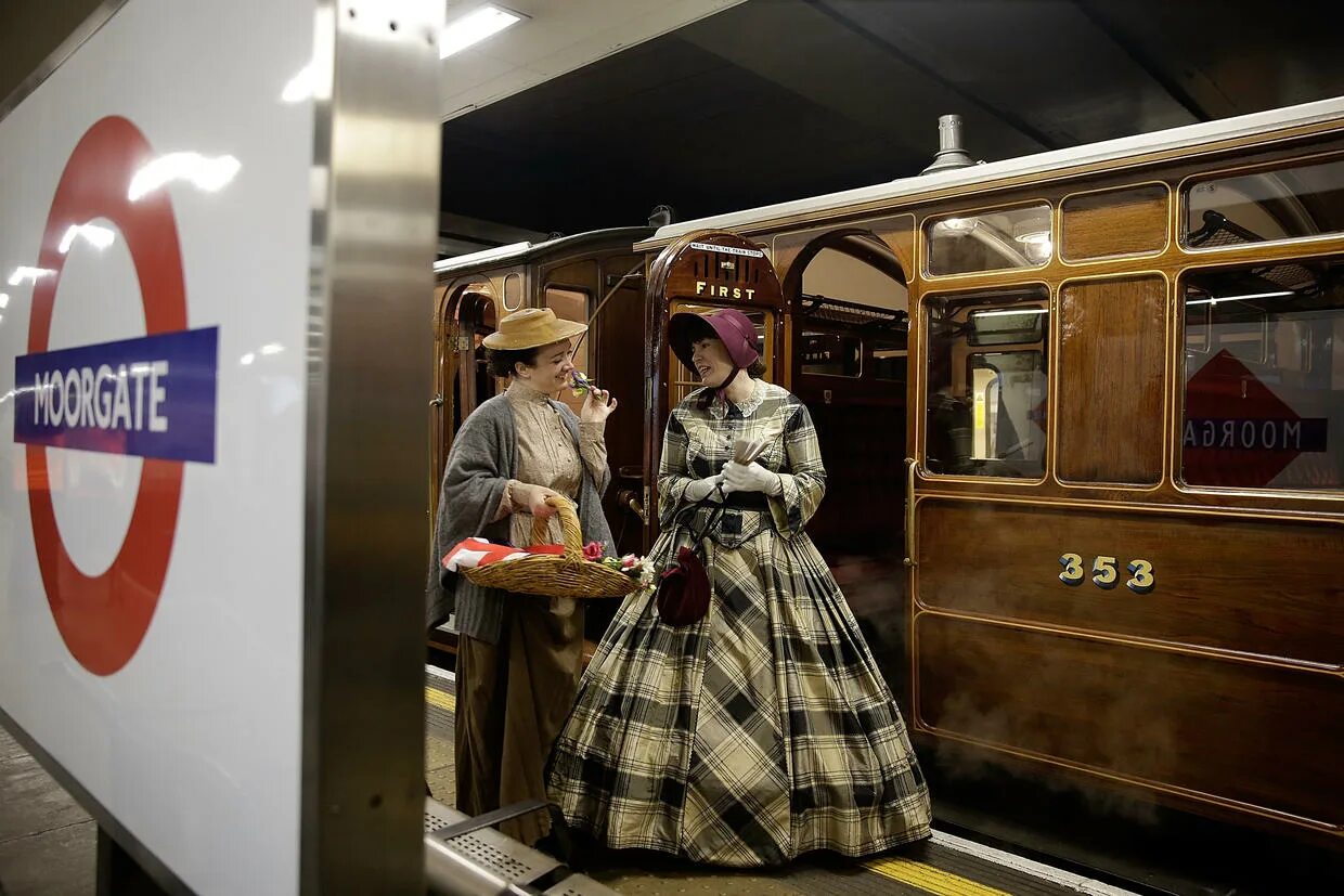 Открытие первого метрополитена. Метро в Лондоне 1863. Лондон в 19 веке метрополитен. Метро Лондона 19 век. Первое метро Лондон 1863 год.