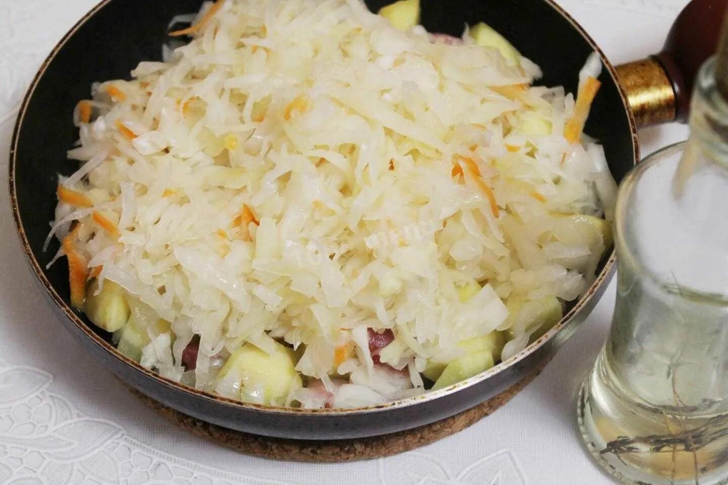 Квашеная капуста со свининой и картошкой. Картошка с квашеной капустой. Жареная картошка с квашеной капустой. Квашеная капуста тушеная с картошкой. Тушеная квашеная капуста.