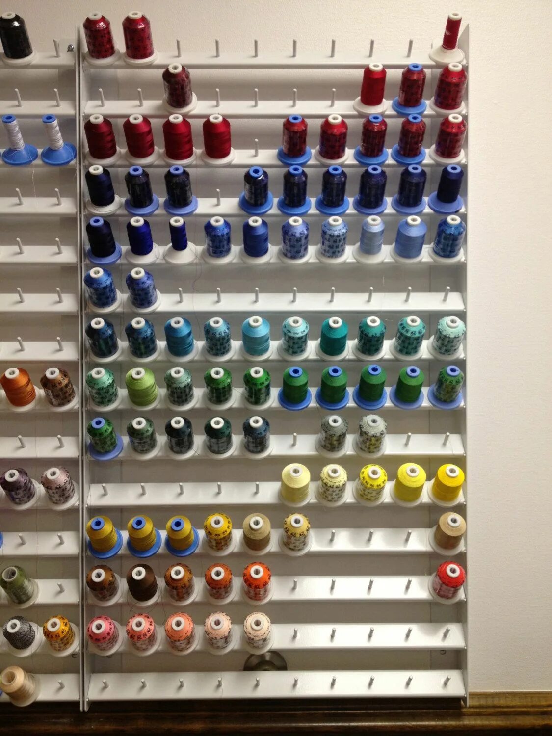 Органайзер для ниток. Стойка для ниток. Стенд для ниток. Полка для катушек с нитками. Стенд для катушек с нитками.