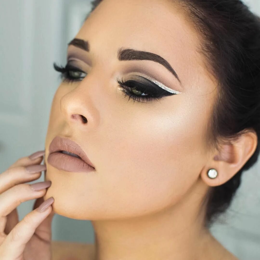 Авито макияж. Cut crease макияж. кат крис макияж. макияж глаз cut crease. cut crease стрелка.