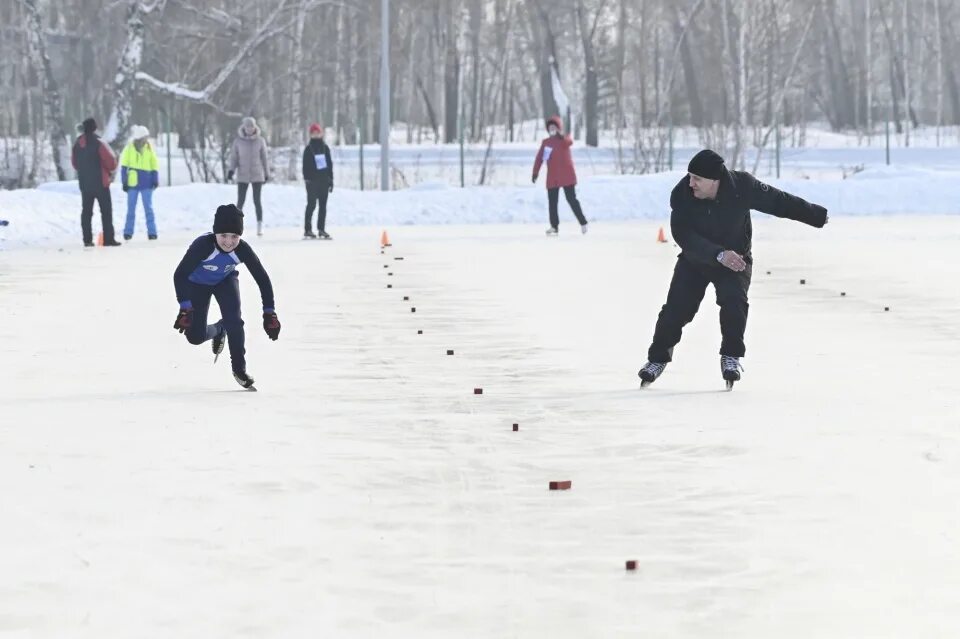 Катки красноярск расписание. Остров Татышева каток. Каток на острове Татышев Красноярск. Каток Татышев Красноярск 2022. Татышев парк Красноярск каток.