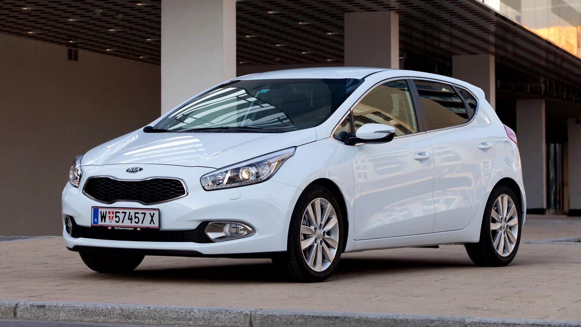 Купить б/у Kia Ceed II 1.6 AT (129 л.с.) бензин автомат в Москве: серый Киа Сид 