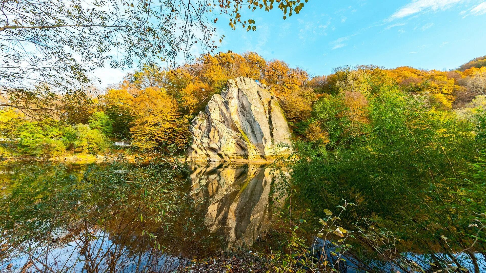 Скала петушок горячий ключ. Парк горячий ключ гора петушок. Гора петушок Краснодарский край. Горячий ключ природа Краснодарский край озеро. Горячий ключ природа