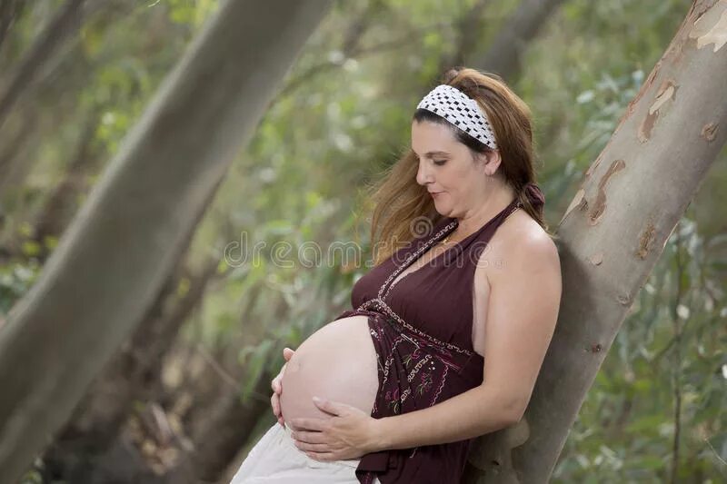 Девушка рожает в лесу. Фотосессия с животом беременная. Беременная женщина на природе. Девушка рожает в лесу. Фотосессия беременной в лесу.