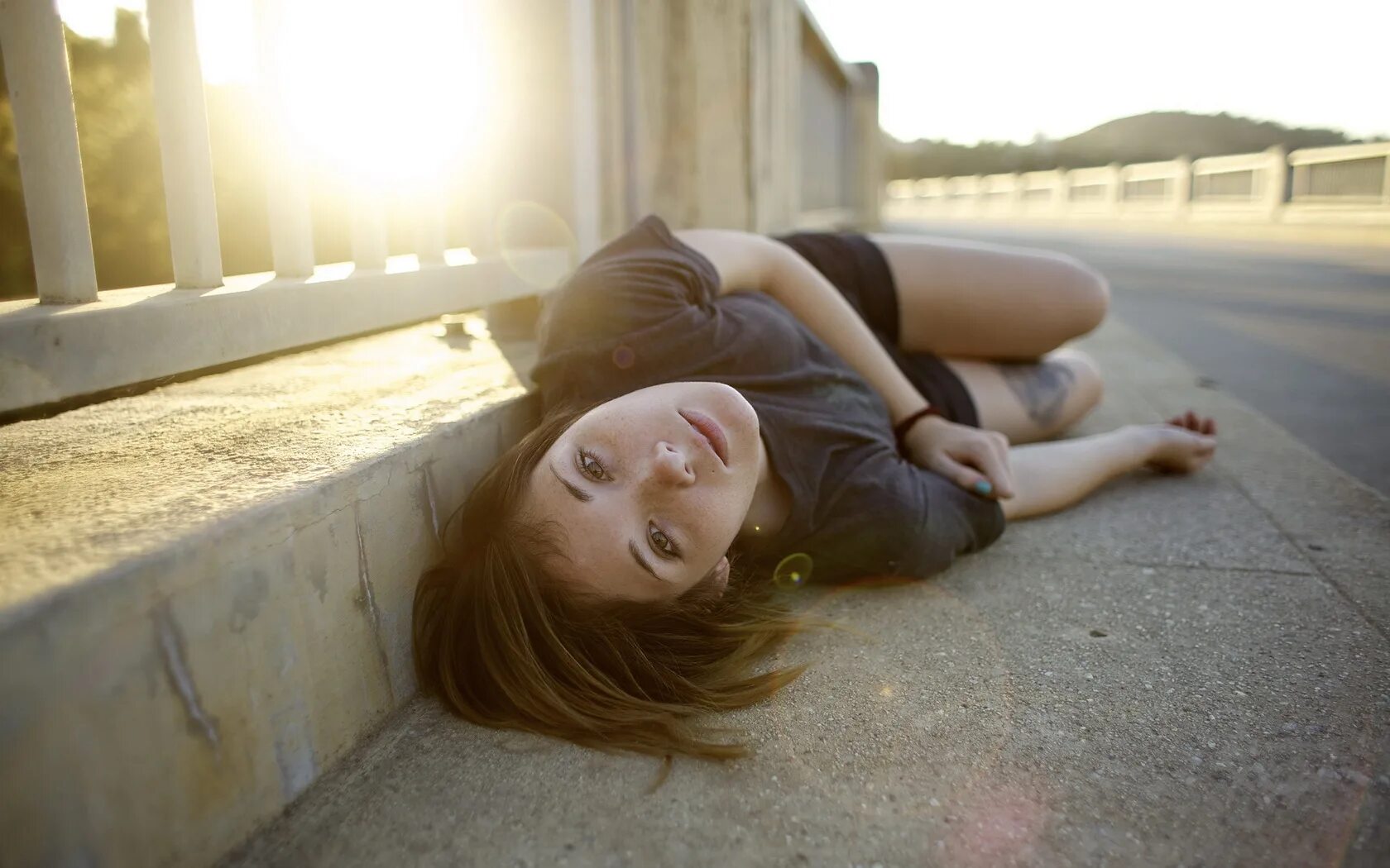Девушка лежит на улице. Девушка лежит на дороге. Девушка лежит на асфальте. Девушка сидит на асфальте. Красивая мертвая девушка.