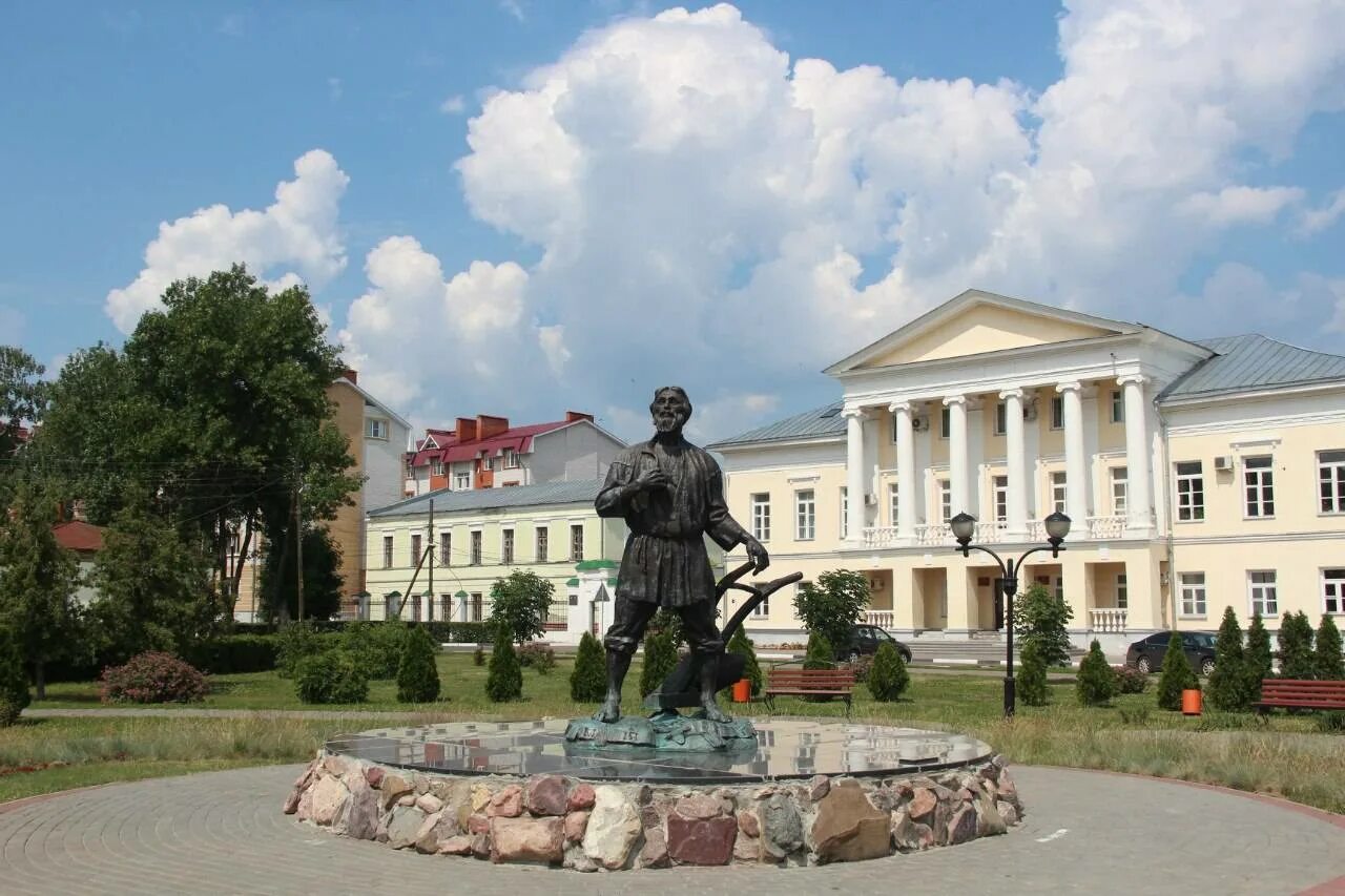 Фото рядом тамбов. Памятник русскому мужику в тамбове. сквер тамбов тамбовскому мужику. г тамбов достопримечательности. кронштадтская площадь с памятником тамбовскому мужику..