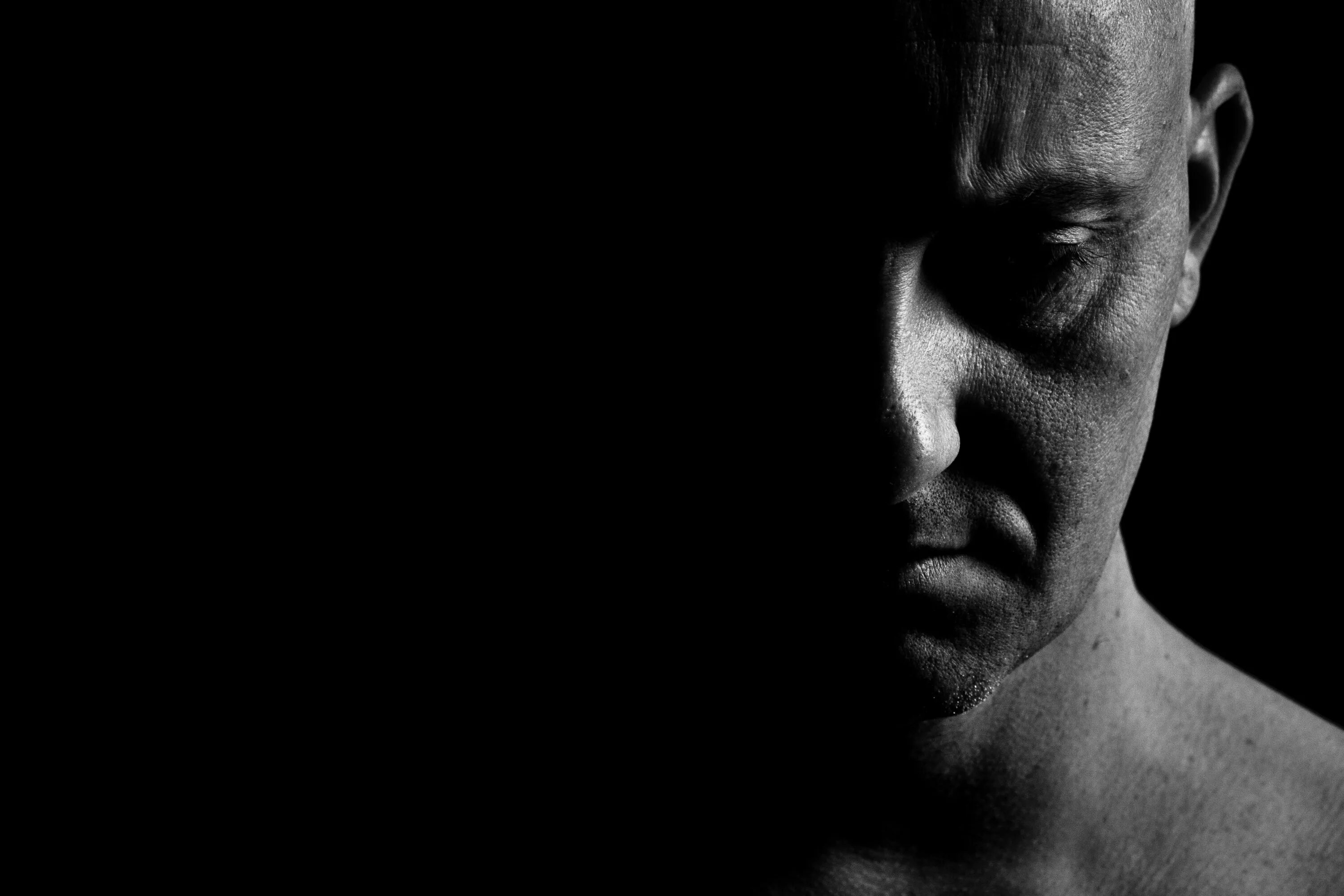 силуэт в темноте. лицо девушки на черном фоне. лицо в темноте. голова на черном фоне. силуэт на черном фоне.