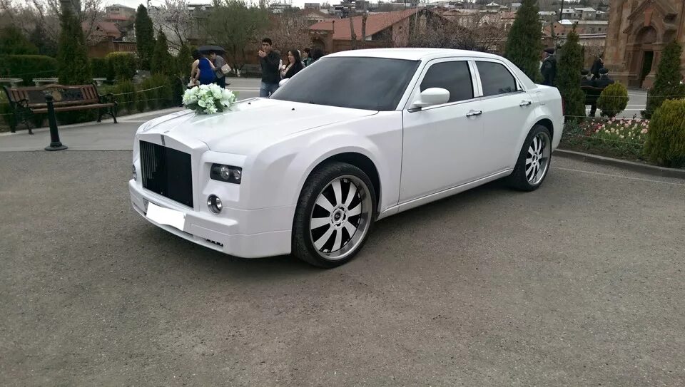 Макси роллс меню. Chrysler 300c Rolls Royce. Chrysler 300c Роллс Ройс. Chrysler 300 Rolls-Royce. Chrysler 300c в Rolls Royce Phantom.