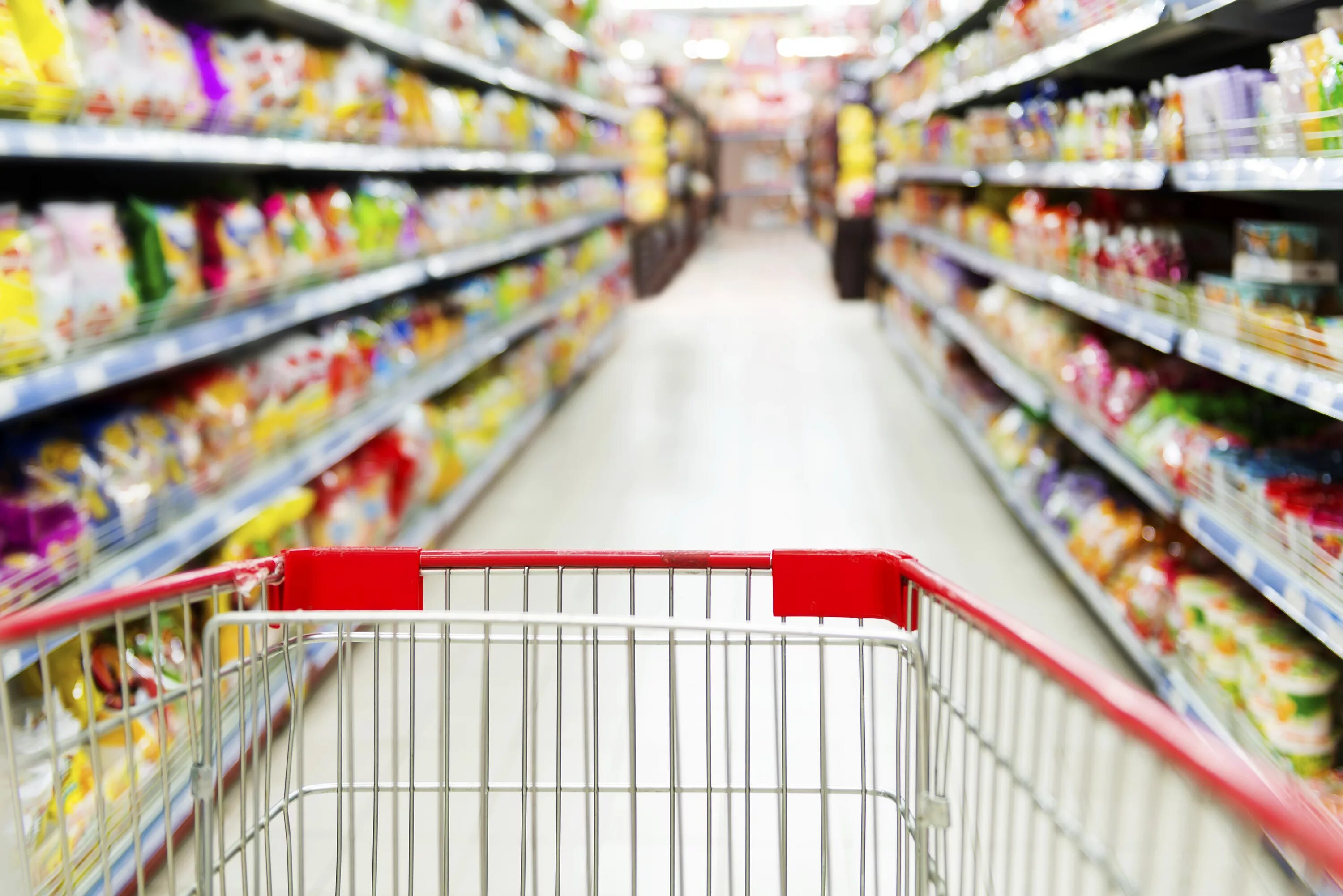 Розничные непродовольственные магазины. Товары в супермаркете. много продуктов в магазине. непродовольственные товары в корзине. магазин фон.