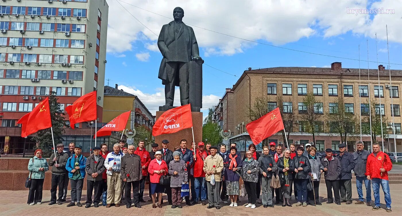 Годовщина ленина. Брянские коммунисты. Памятник Ленину Брянск. 22 Апреля день рождения Ленина. Памятник Ленину и рабочим.