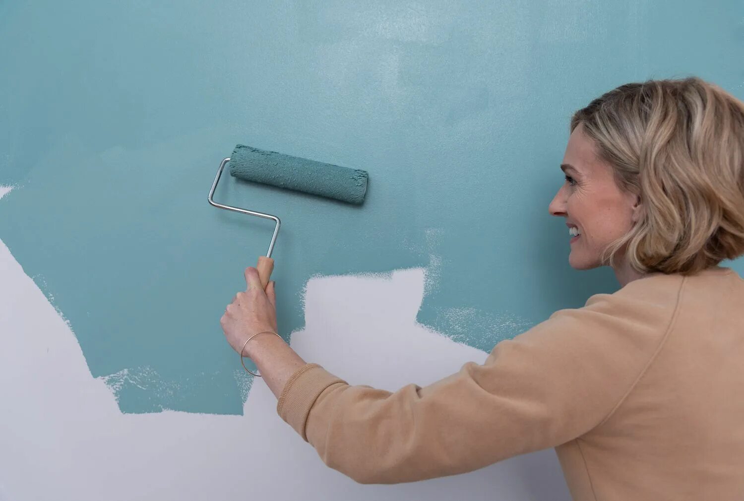 Красить валиком стены без следов. Покрашенные стены. Водоэмульсионная краска для стен. Валик красит стену. Покраска водоэмульсионной краской.