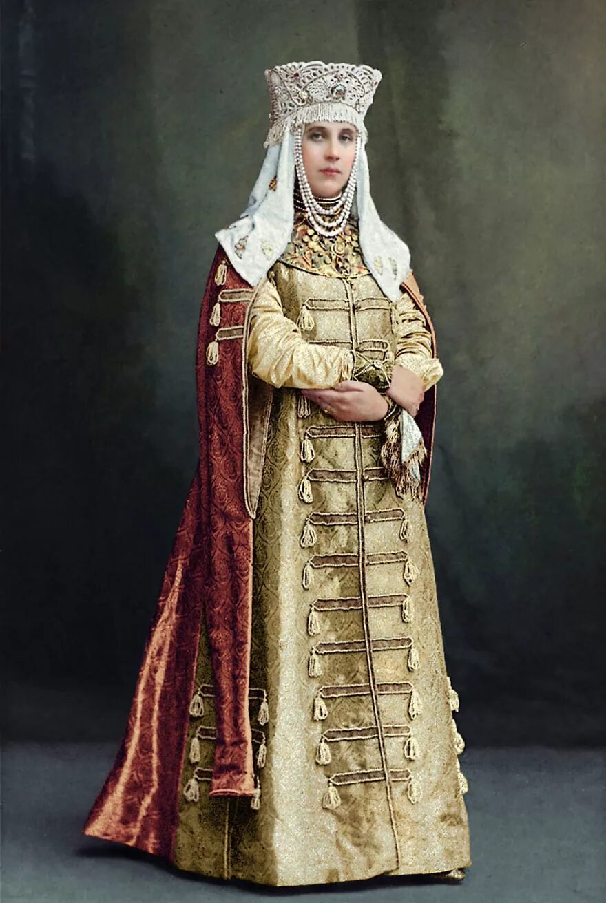 Платья средневековья. Средневековая королевская семья король, королева, принцесса. Платье королевы. Бал 1903 года в зимнем дворце елизавета. Как одевались королевы.