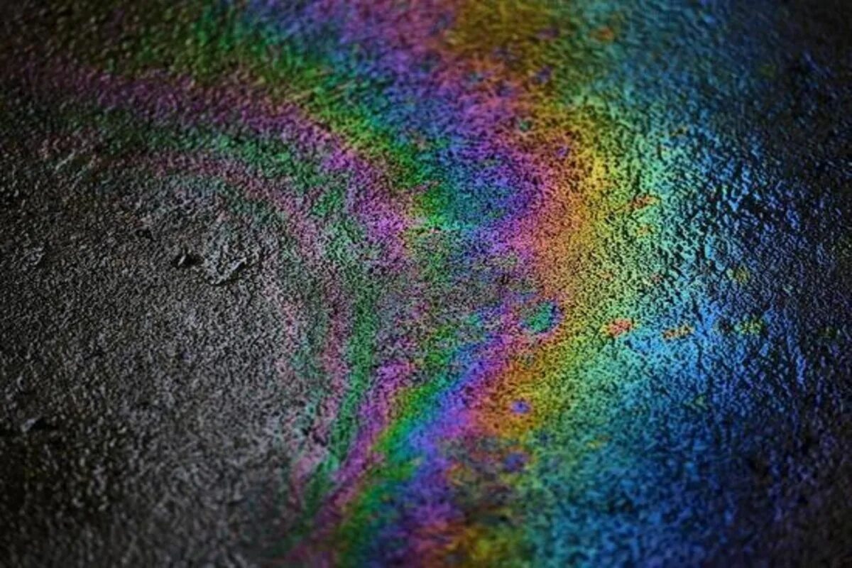 Нефтяное пятно в новороссийске. Вода загрязнённая нефтью. Разлитой вокруг. Утечка нефти в мексиканском заливе. Разлив нефти в новороссийске.